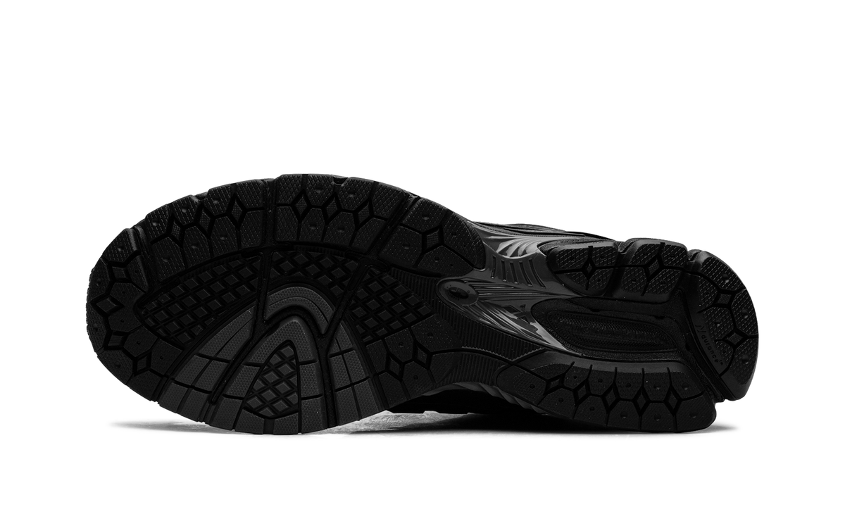 1906R Triple Black U1906RJB