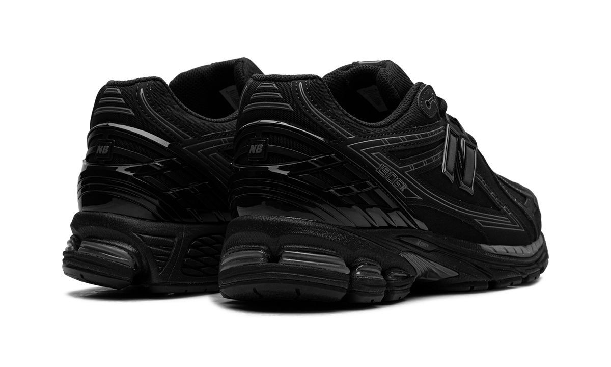 1906R Triple Black U1906RJB