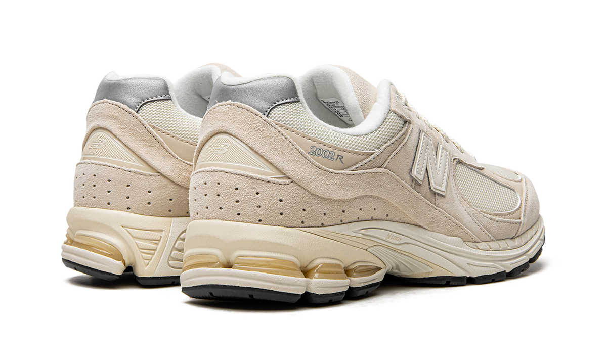 2002R Calm Taupe M2002RCC