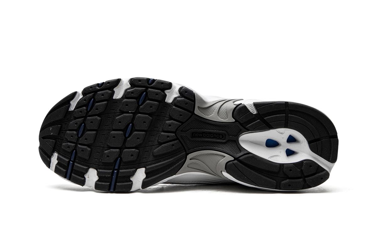530 WHITE/SILVER/NAVY MR530SG