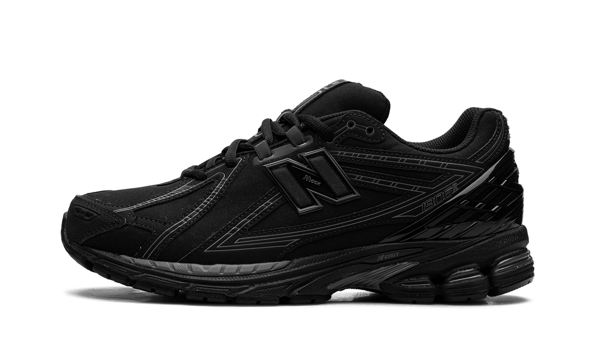 1906R Triple Black U1906RJB