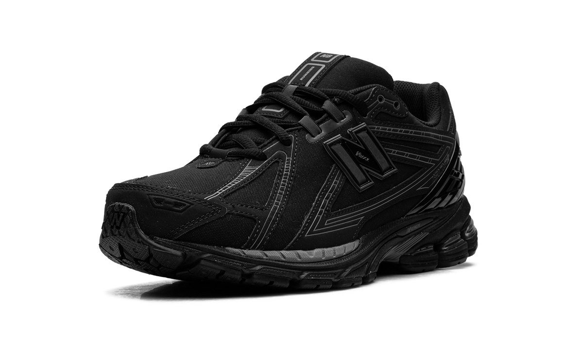 1906R Triple Black U1906RJB