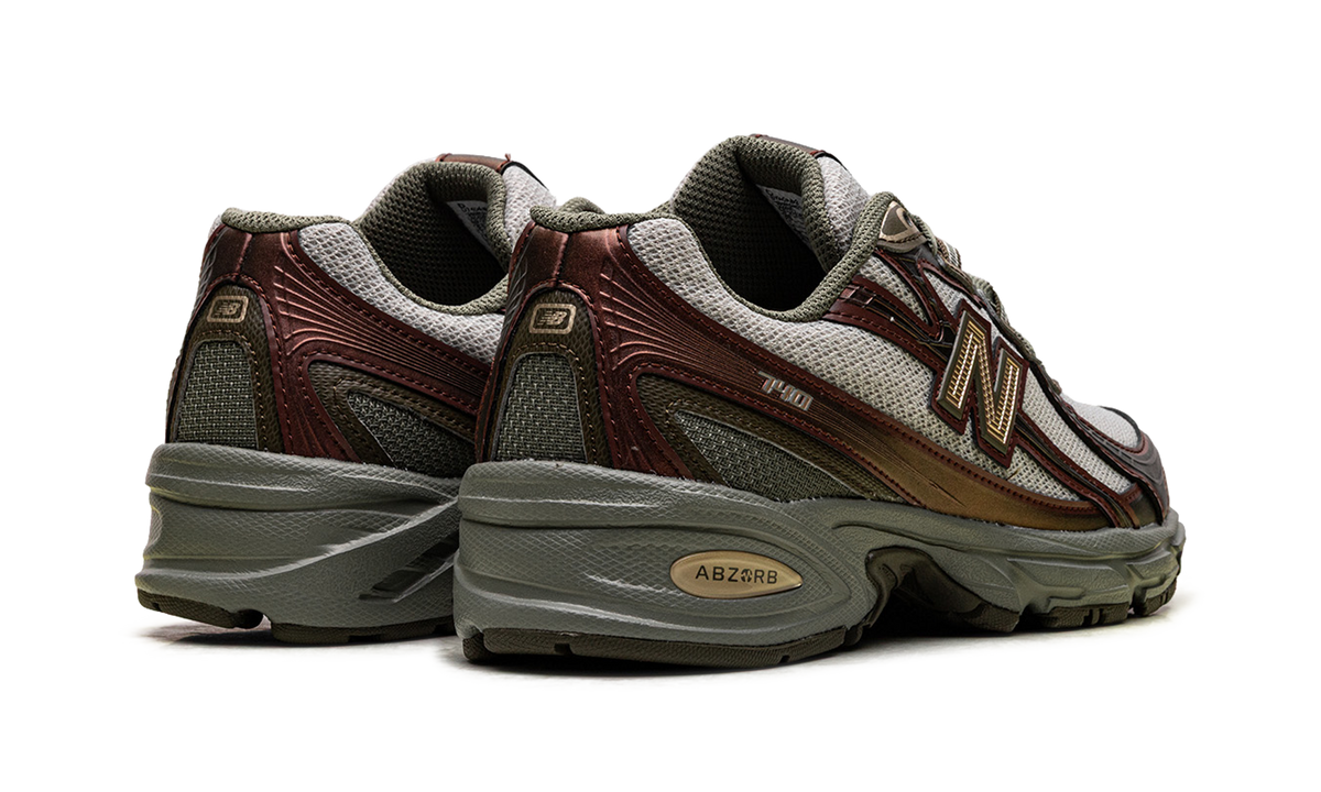 740 Woodland Dark Olivine U740AB2