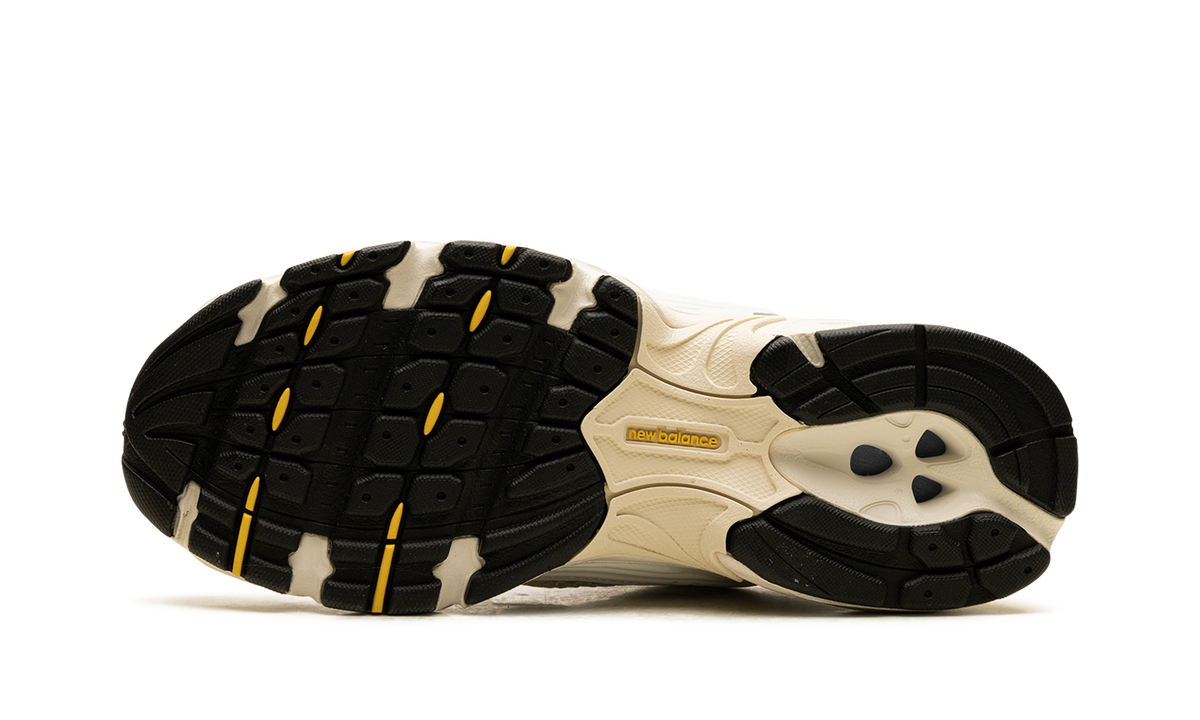 530 Sea Salt / White / Ginger Lemon / Silver Metallic MR530SY