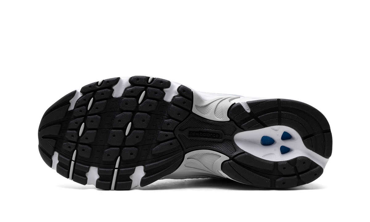530 White / Silver MR530EMA