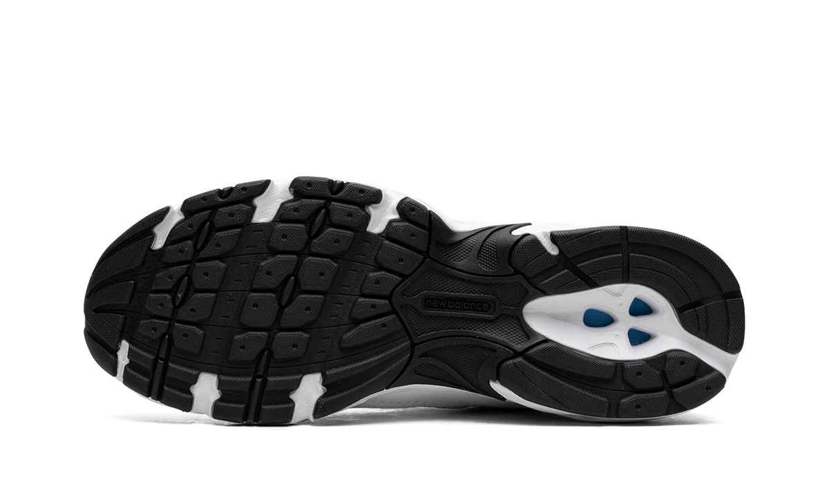 530 White Black MR530EWB
